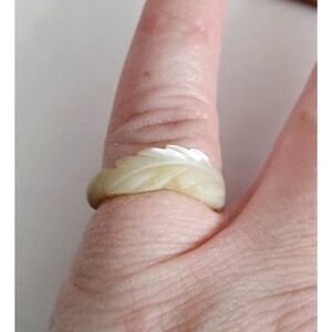 40s 50s Vintage Mother of Pearl Carved Ring